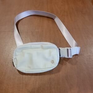 Lululemon Everywhere Waist Belt Bag in light gray